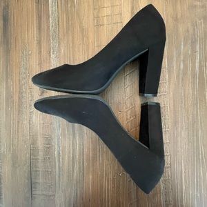 ⭐️ 5️⃣ for $25 ⭐️ Fioni - Black faux suede heels - Size 9